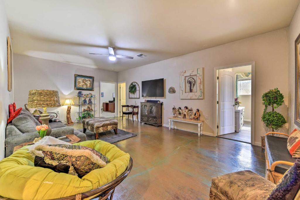 Apache Junction Apartment about 2 Mi to Trails!