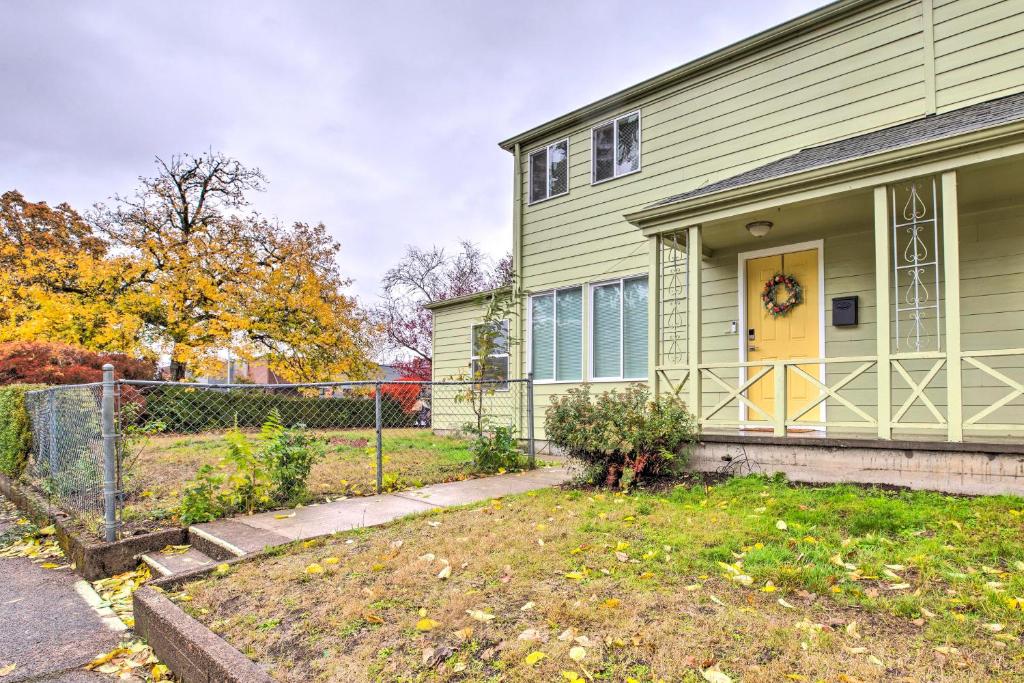 Charming Salem Townhome, Long-Term Stays!