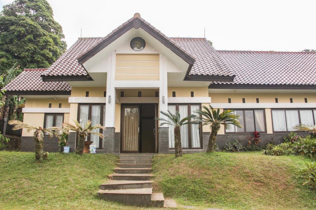 Villa 1000 m² dengan 2 kamar tidur dan 2 kamar mandi pribadi di Lembang (Aldeoz Villa Ciater)