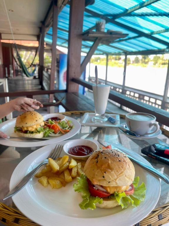 Restaurant, Somphamit Guesthouse in Muang Khong