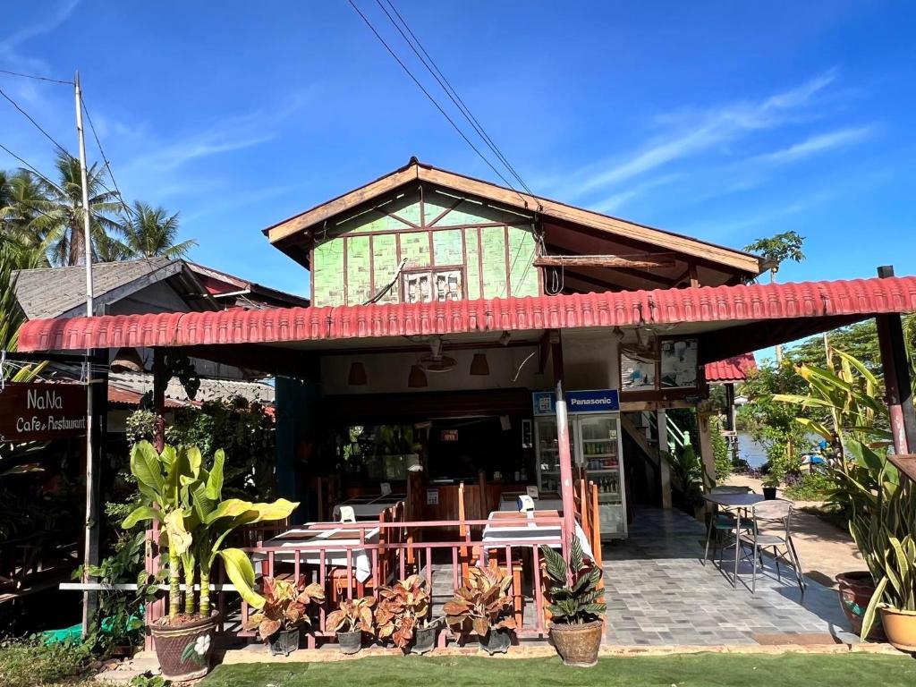 Exterior view, Somphamit Guesthouse in Muang Khong