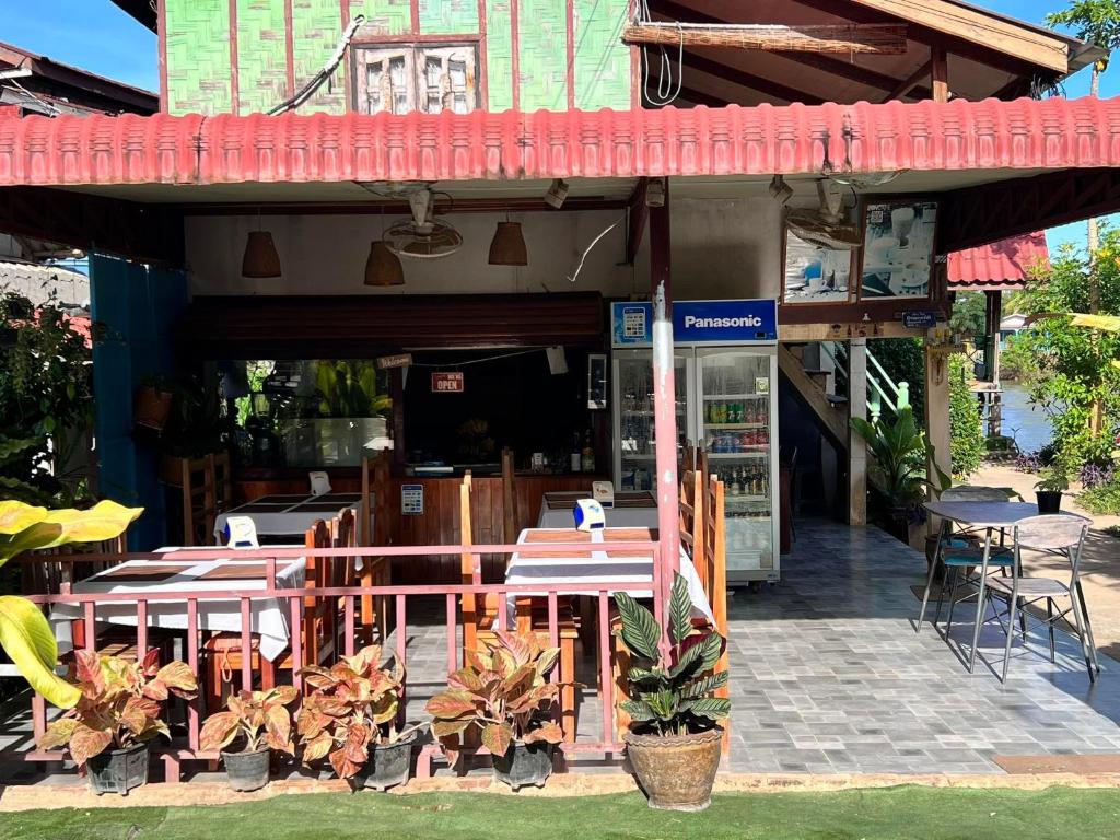 Restaurant, Somphamit Guesthouse in Muang Khong
