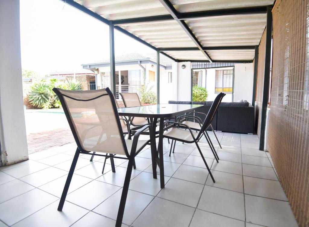 Spacious Menlyn Maine Villa photo