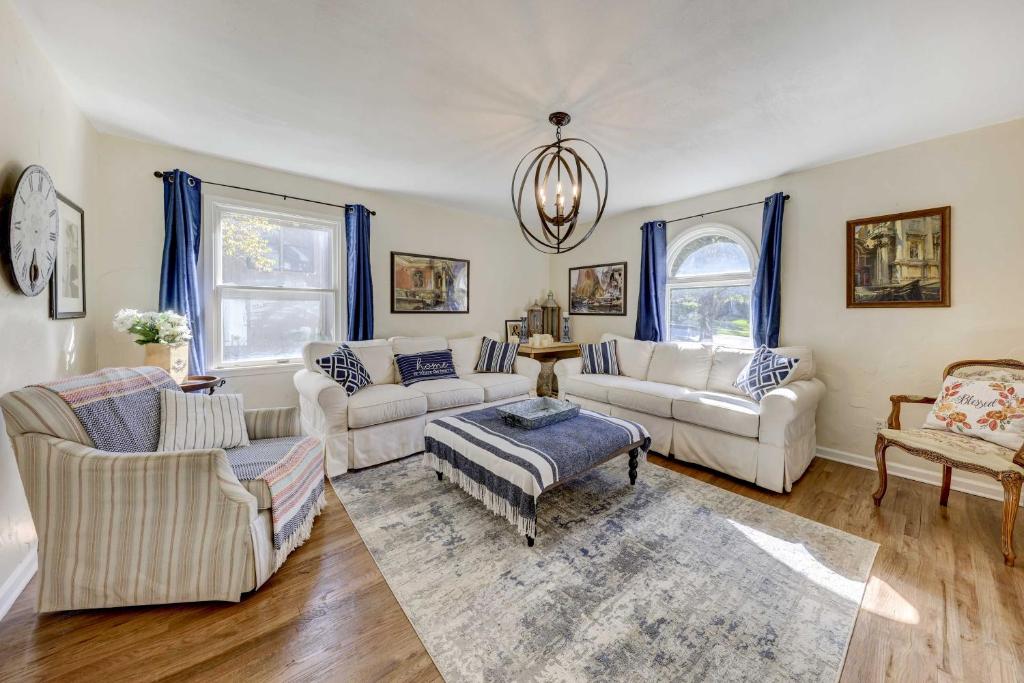 Spacious Liberty Home about 16 Mi to Dtwn KC!