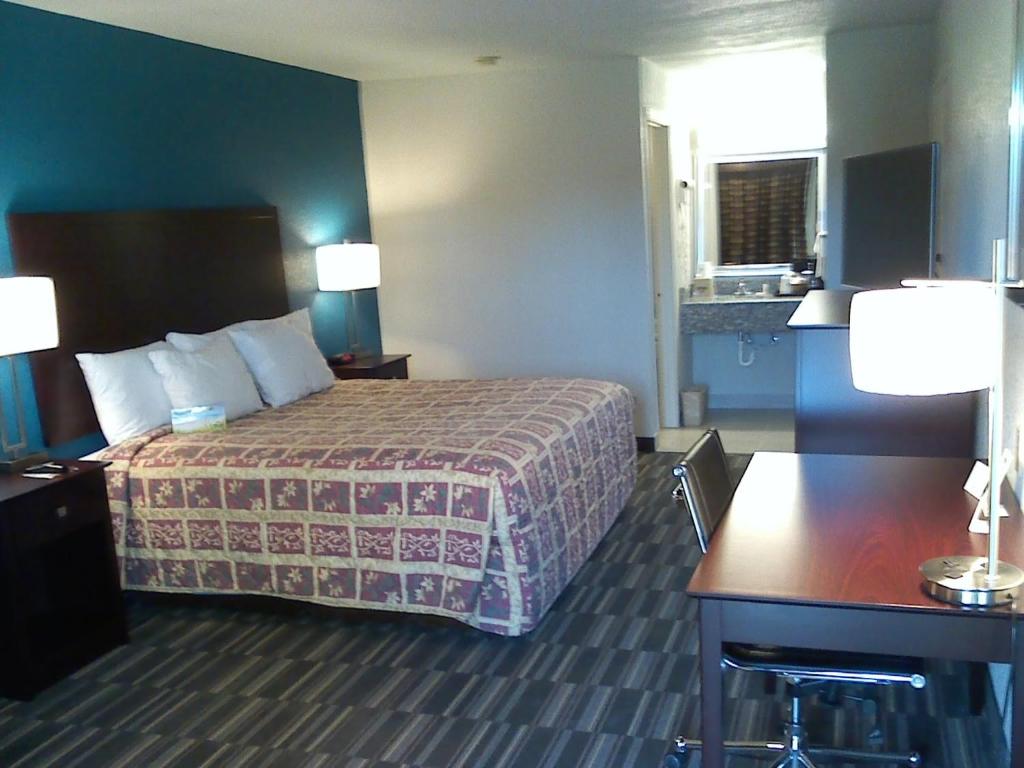 Days Inn by Wyndham Snyder photo