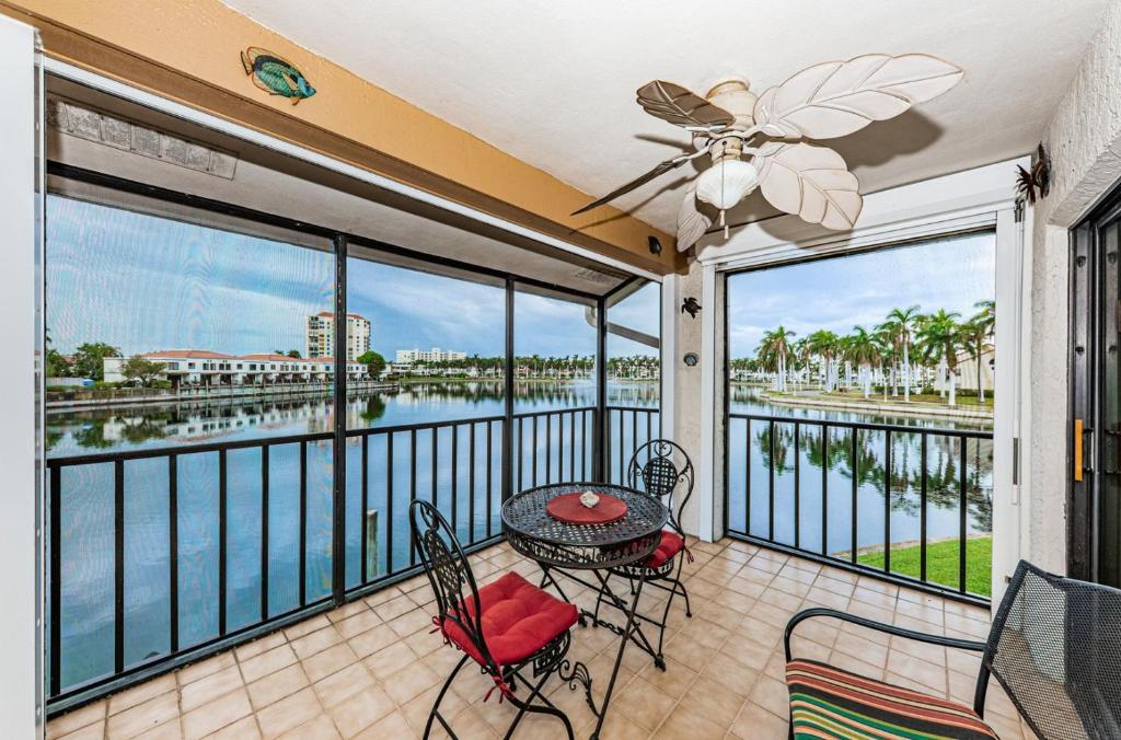 Bahia Sunny Days and Island Ways on Isla del Sol, St Petersburg