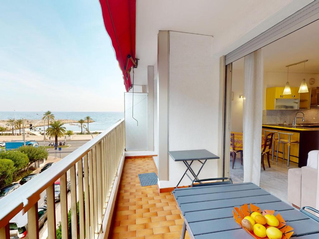 Grand 2 pièces climatisé avec terrasse et garage privé près de la mer - FR-1-196-311 - 1
