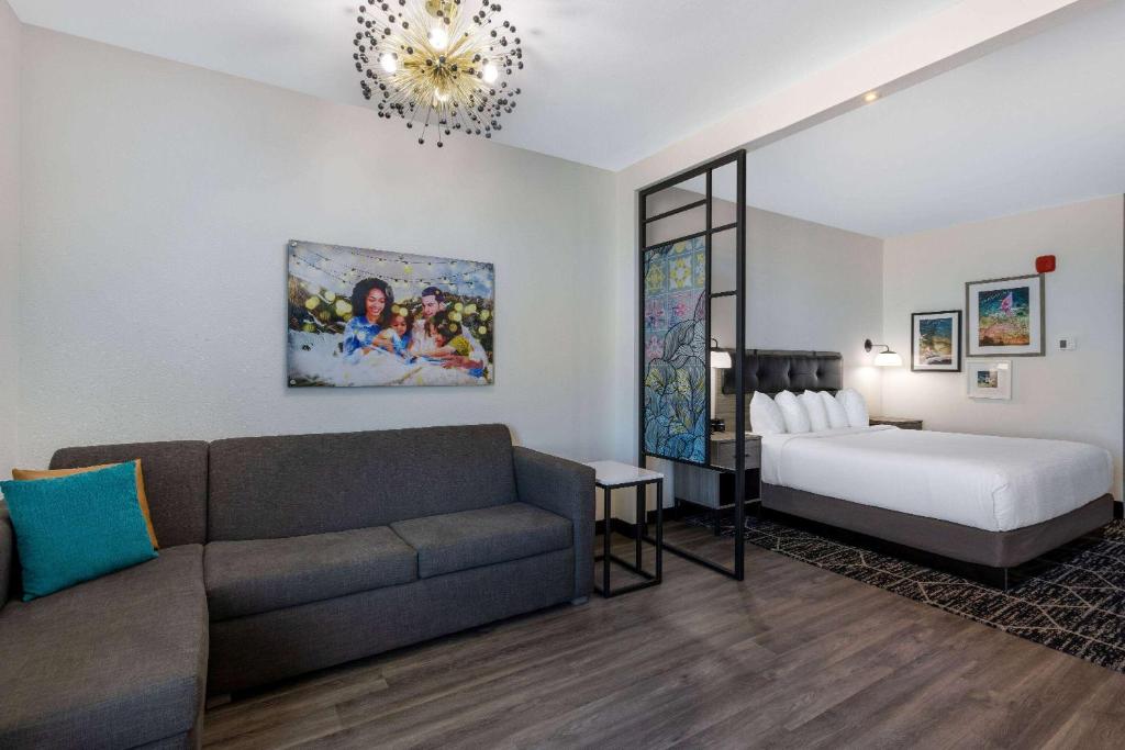 La Quinta Inn & Suites by Wyndham Maricopa - Copper Sky photo