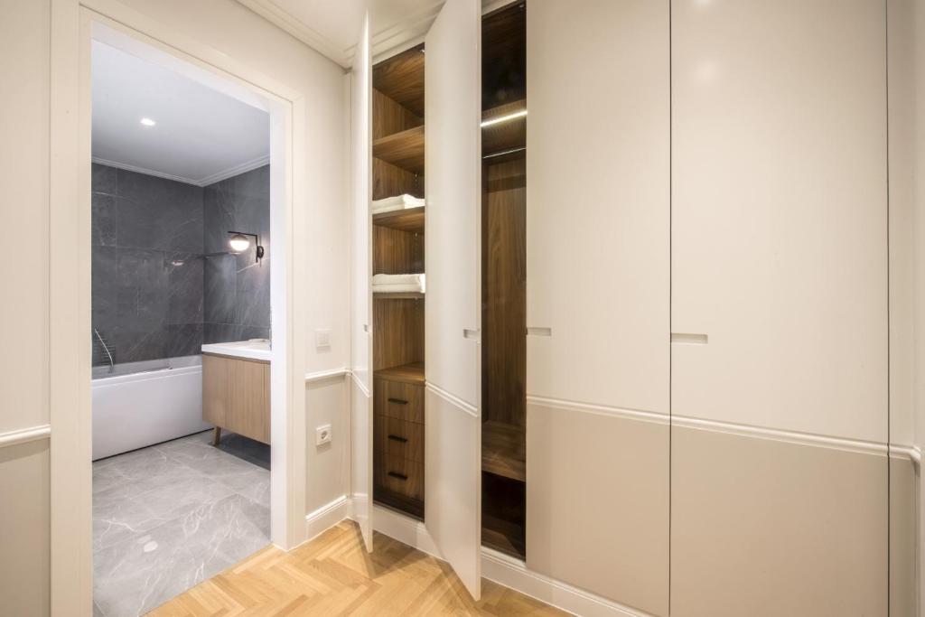 Chic central Athens apartment at Mavilli Sq. photo