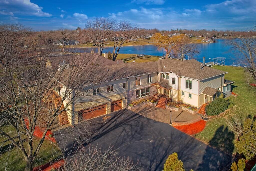 Pistakee Lake House Retreat on Chain O' Lakes