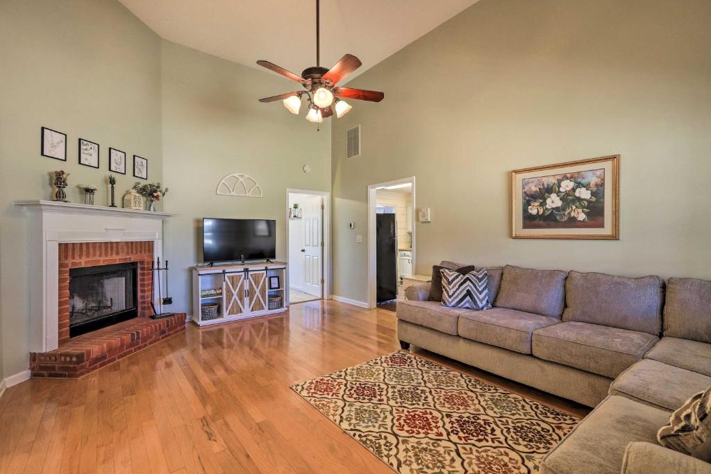 Charming Newnan Getaway about Mins to Downtown!