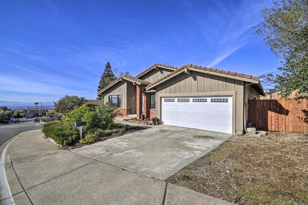 Hayward Home with Bay Area Views 3 Mi to Dtwn!