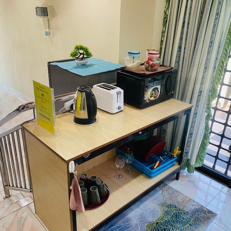 100 Backpackers Hostel photo