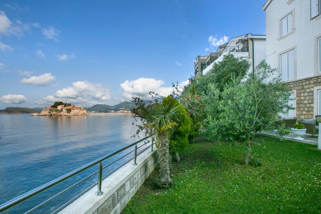 Royal Holiday Apartments Sveti Stefan 전경