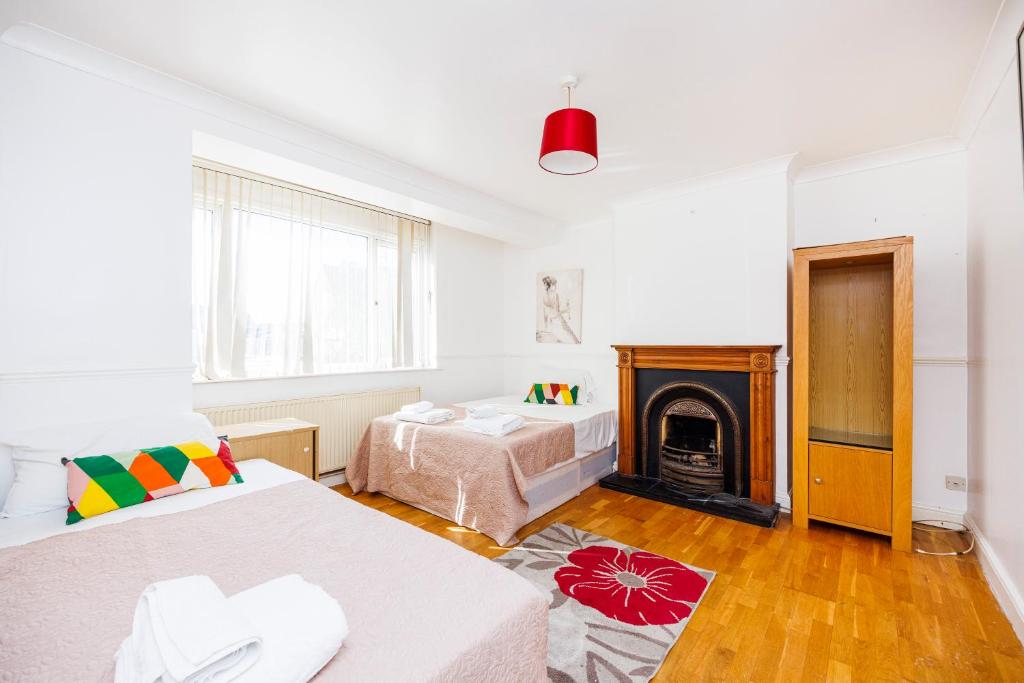 6 Bedroom Larger group House with Parking Corringham Stanford Le Hope, Horndon on the Hill