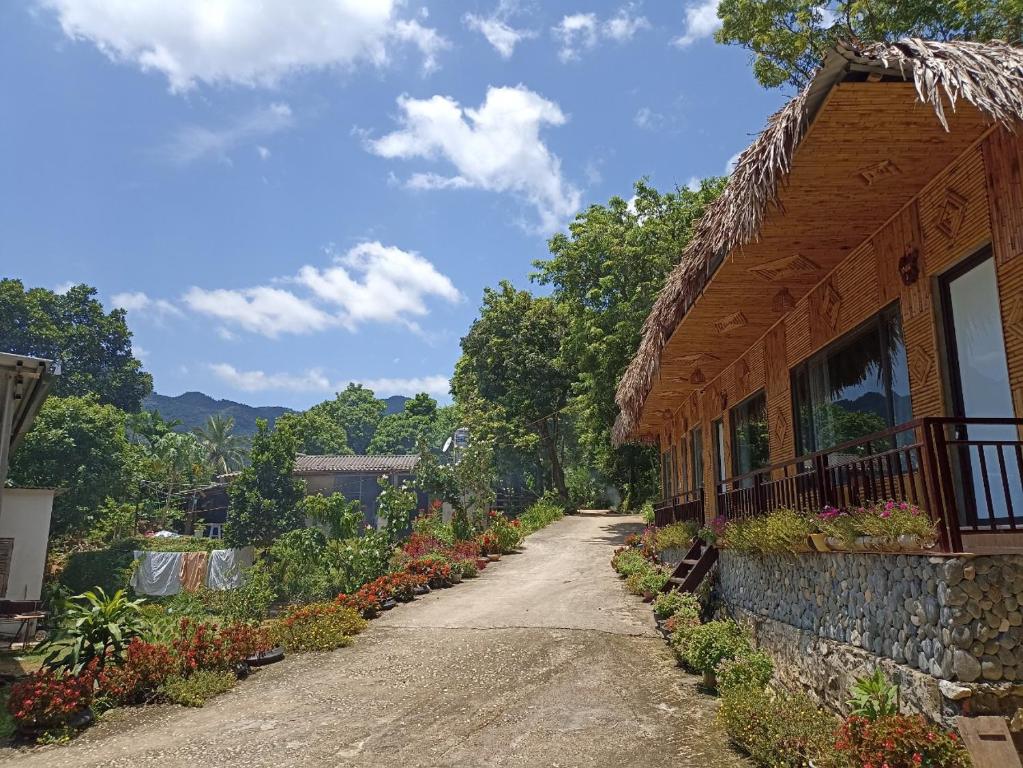 Mai Chau Homestay -Bamboo Wall-Traditional culture