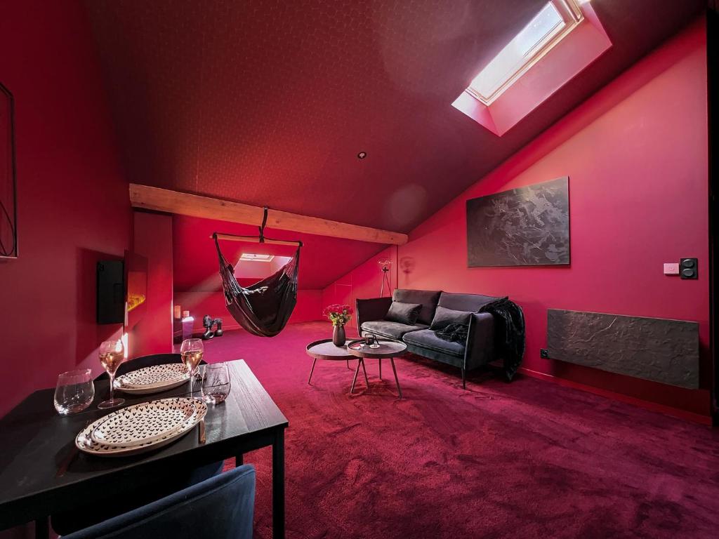 Suite Rouge baiser avec Jacuzzi privatif - LoveRoom Insolite - 4