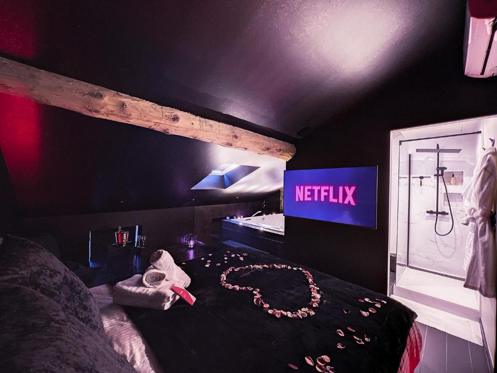 Suite Rouge baiser avec Jacuzzi privatif - LoveRoom Insolite - 2