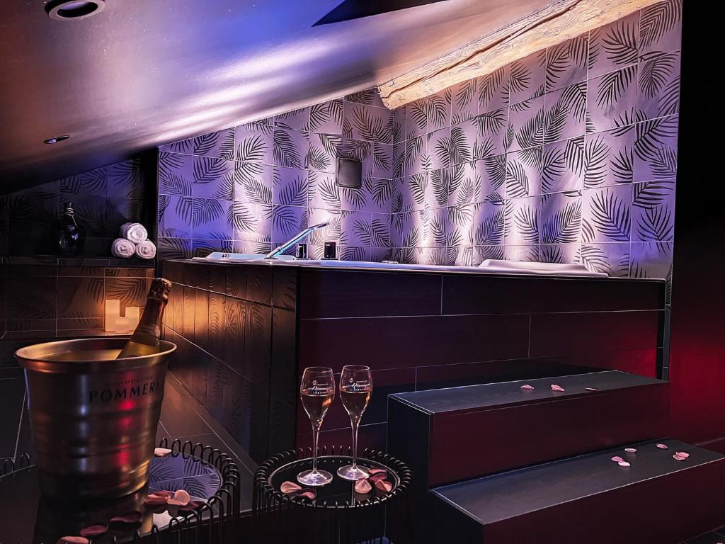 Suite Rouge baiser avec Jacuzzi privatif - LoveRoom Insolite - 5