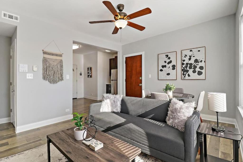 Furnished 3BR Apt with Abundant Natural Light - Belle Plaine 2W, Chicago