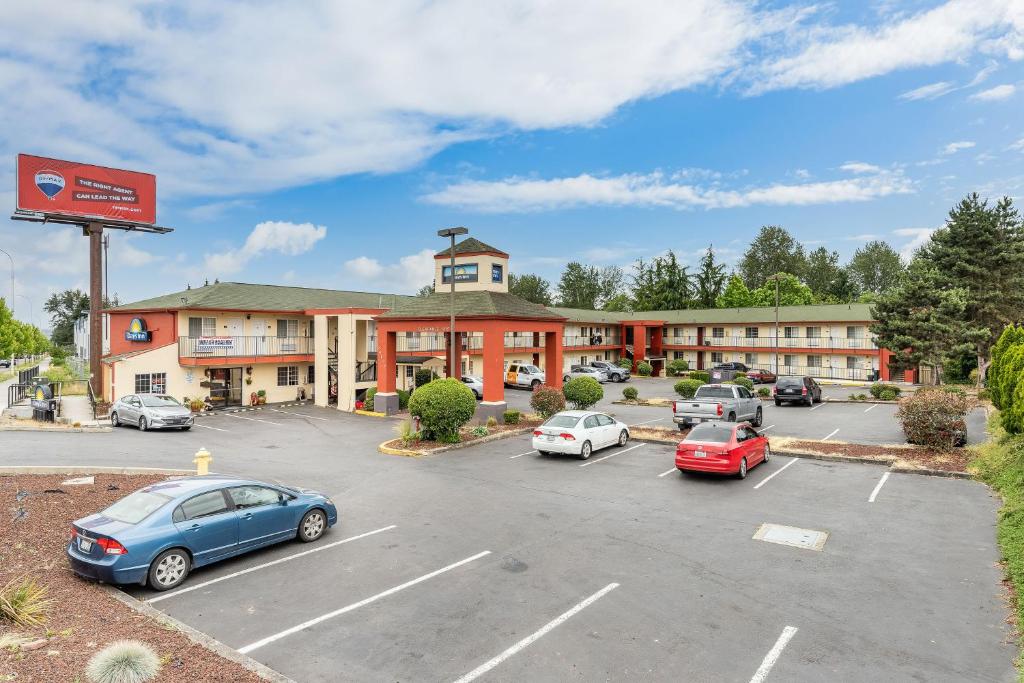 Days Inn by Wyndham Federal Way photo