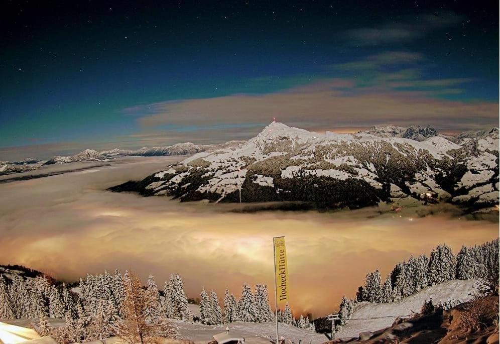 Hocheckhuette On Top of the Kitzbuehel Hahnenkamm Mountain — Hotel in Kolsass