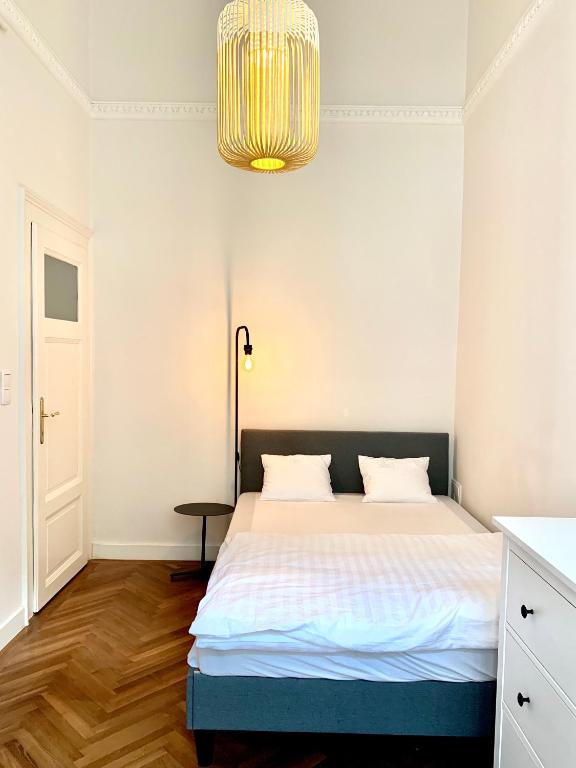 Designer 2 bedroom Apt-basilica 2 min walk photo