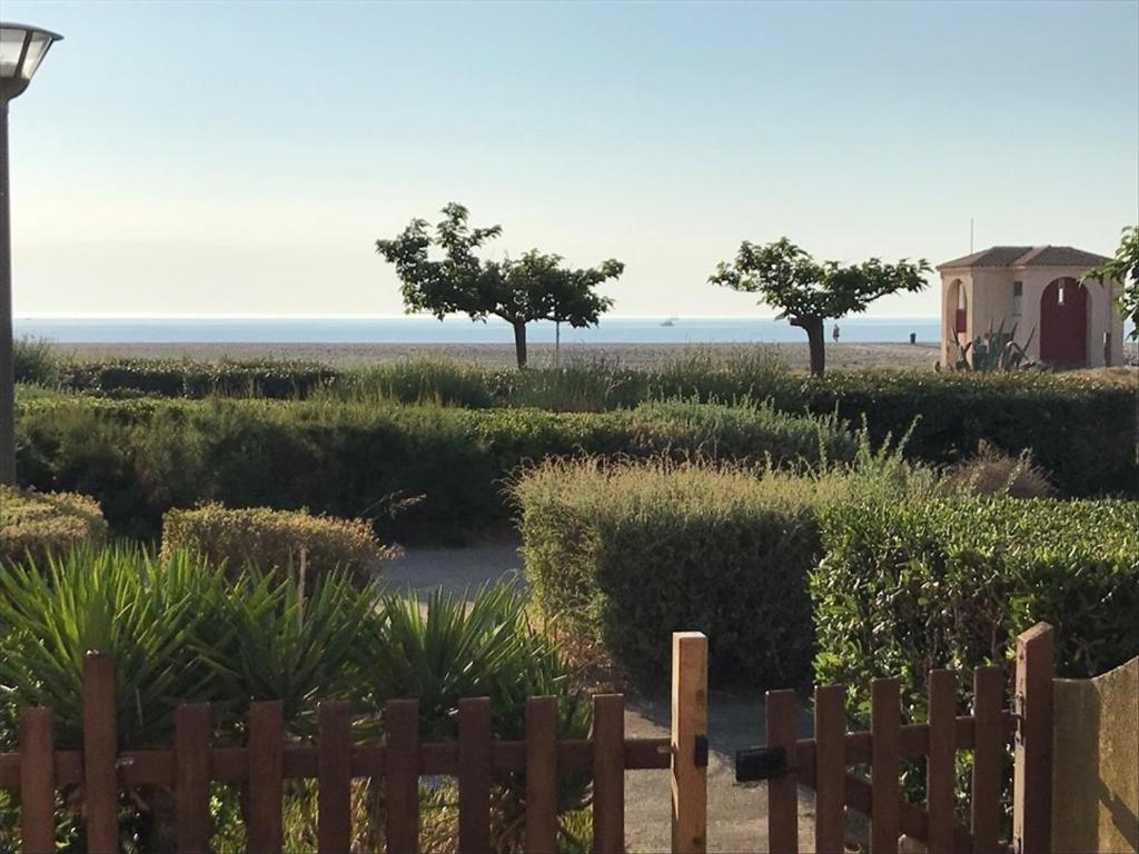 Villa 2 Pièces Climatisée avec Terrasse, Face à la Mer, Parking Privé, Proche Commerces et Plage - FR-1-81-343 - 1