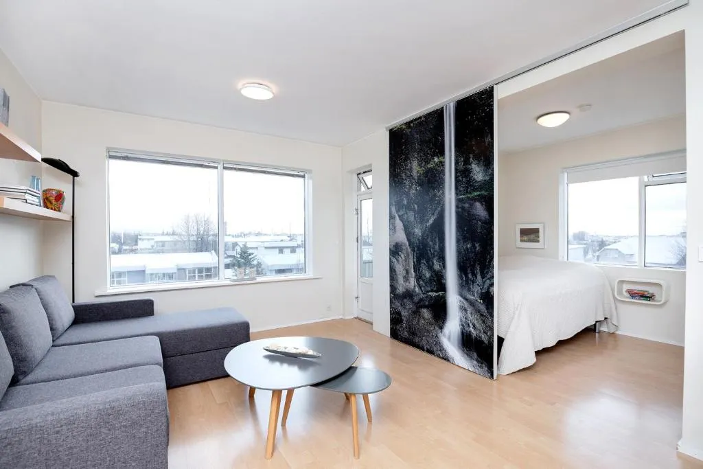 Overlooking the city, bright & cozy - Free Parking (A2), hotel in Reykjavík