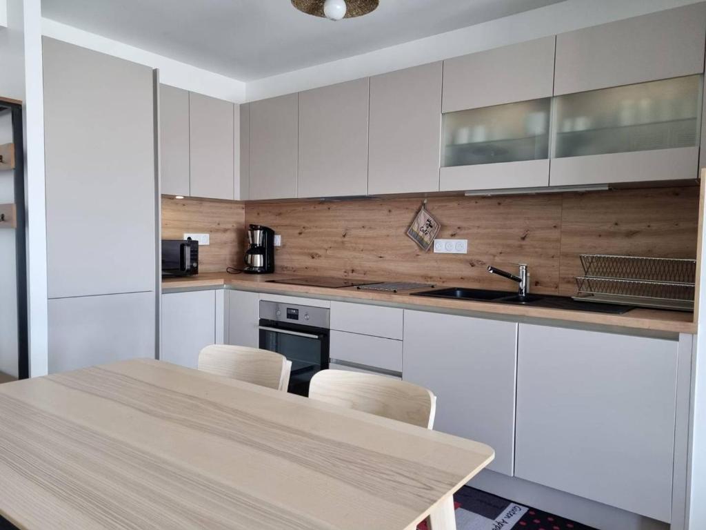 Appartement neuf climatisé, loggia spacieuse, à 200m de la mer avec parking privé - FR-1-388-206 - 2