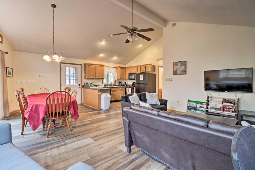 Pet-Friendly Poconos Home with Grill 1 Mile to Lake