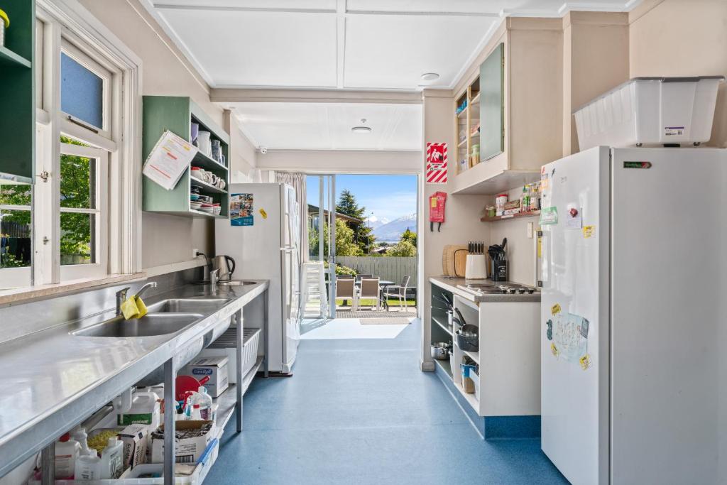 Kitchen, Mountain View Backpackers in Wanaka