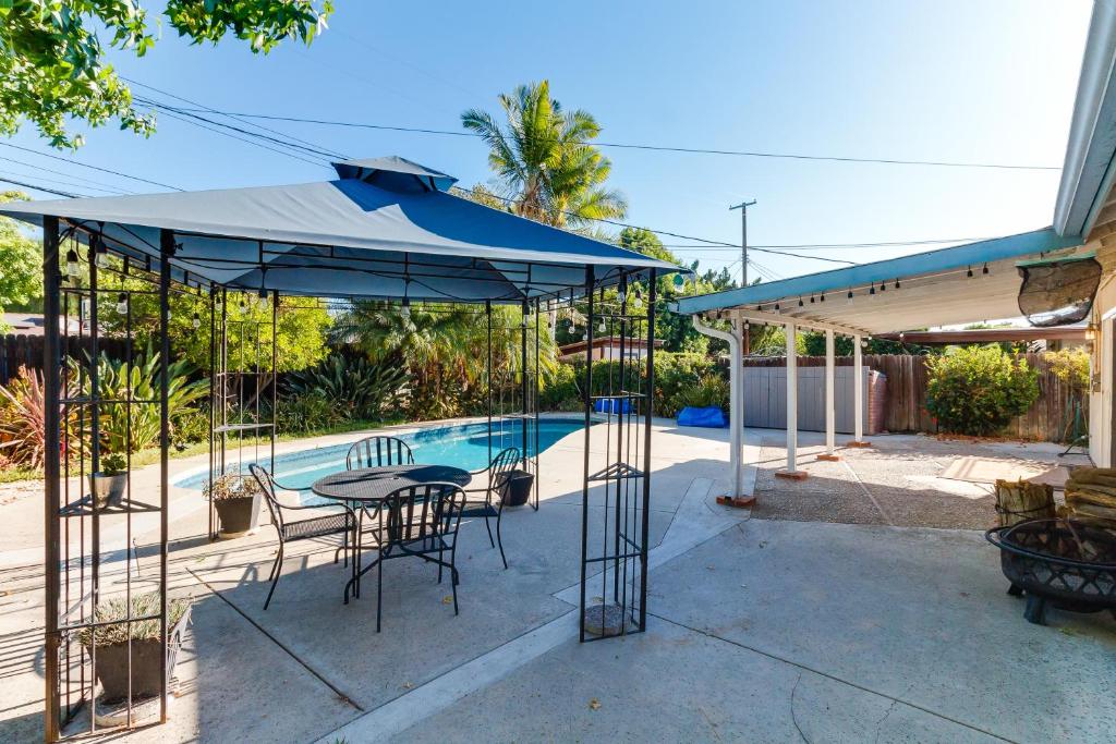 4 Bedroom West Hills Charmer with Pool and Jacuzzi, Los Angeles