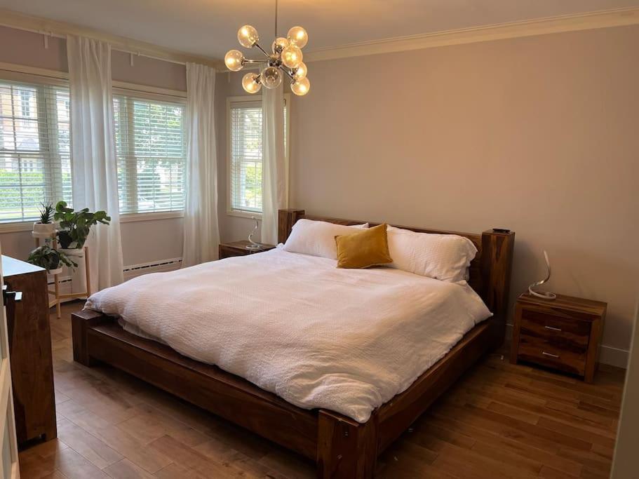 Amazing 3 bedrooms place with indoor fireplace 10 min to downtown MTL