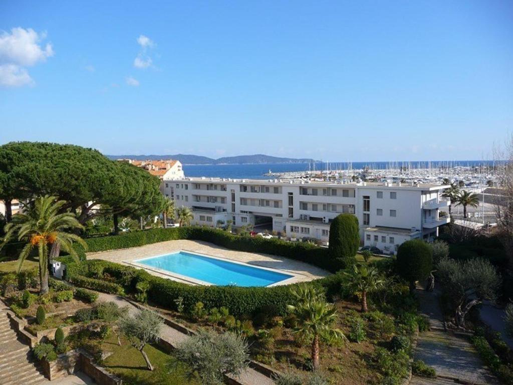 Grand T3 avec terrasse et piscine à Cavalaire-sur-Mer - FR-1-100-187 - 3