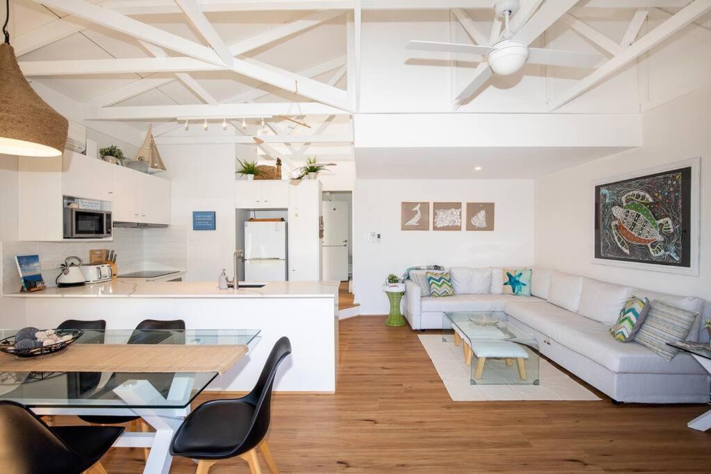 Straddie Breeze + beachside + pool + wifi, Point Lookout