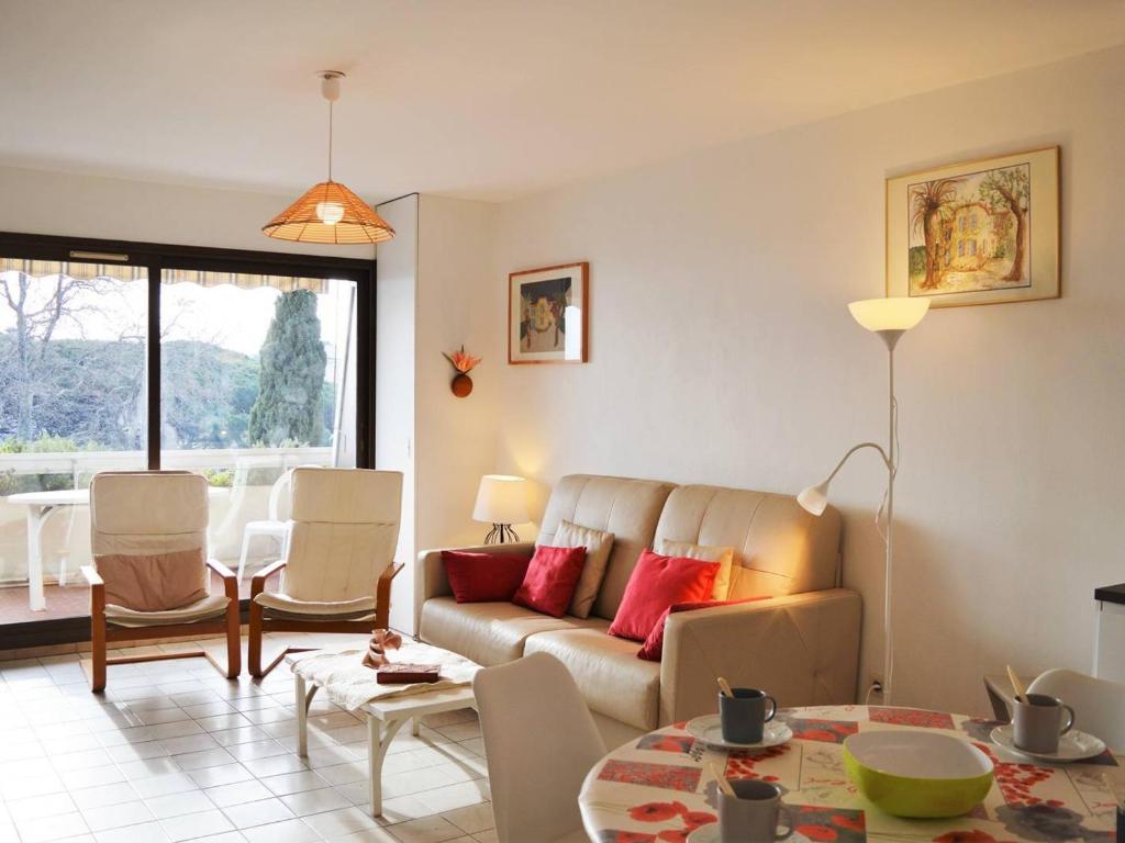 Le Lavandou : T2 avec 4 couchages, terrasse, parking en option, animaux admis - FR-1-251-212 - 2