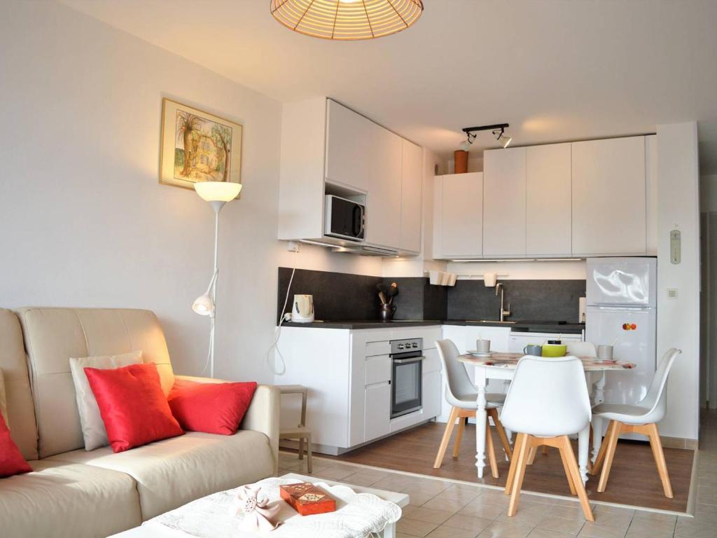 Le Lavandou : T2 avec 4 couchages, terrasse, parking en option, animaux admis - FR-1-251-212 - 3