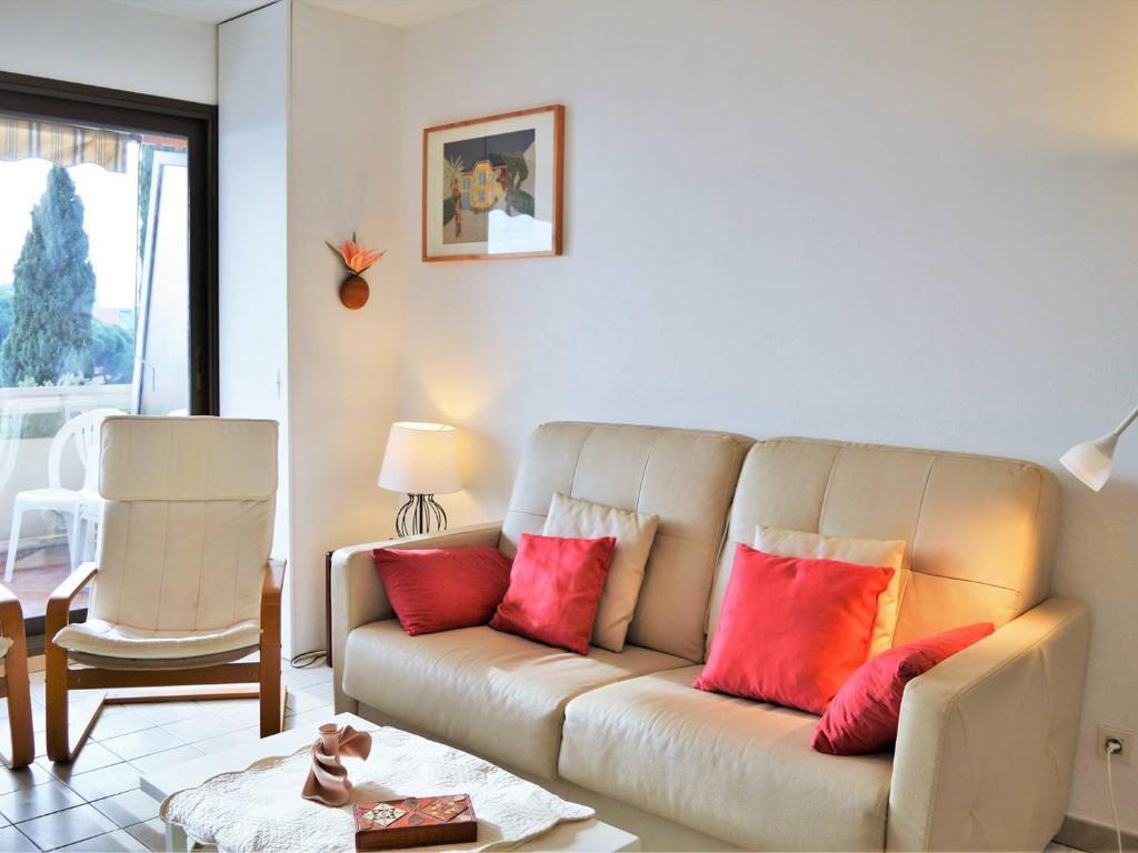 Le Lavandou : T2 avec 4 couchages, terrasse, parking en option, animaux admis - FR-1-251-212 - 5