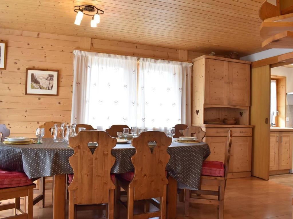 Appartement chaleureux 4 pièces, accès direct aux pistes, proche commerces et services, parking couvert - FR-1-180-178 - 3