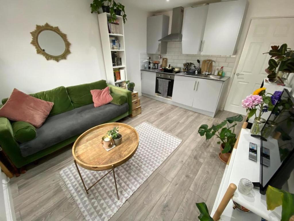 Private Apartment - Free WiFi Parking No Deposit
