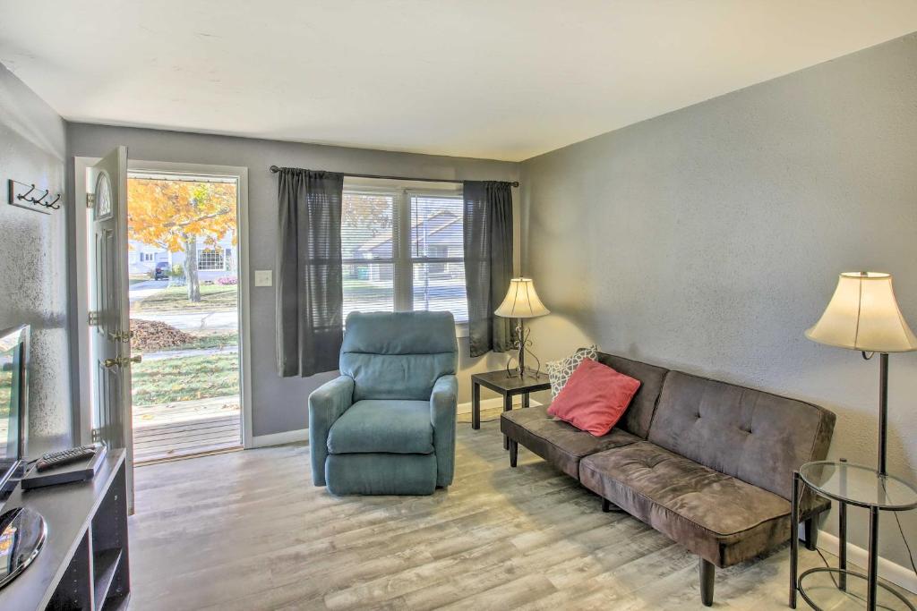 Cozy Green Bay Home - 1 Mi to Lambeau Field!