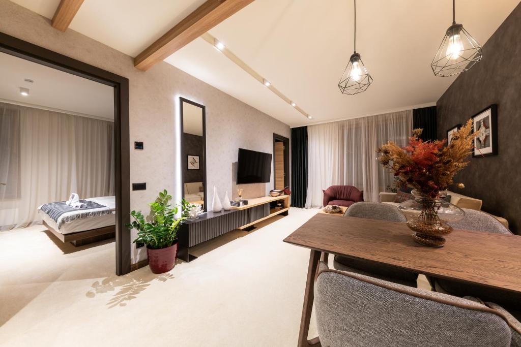 Woodside Residence 325 - 5
