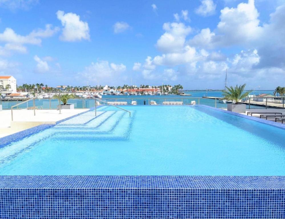 Stylish Luxury Condo, Central Location, Ocean View, Pool, Gym Oranjestad - photo 1