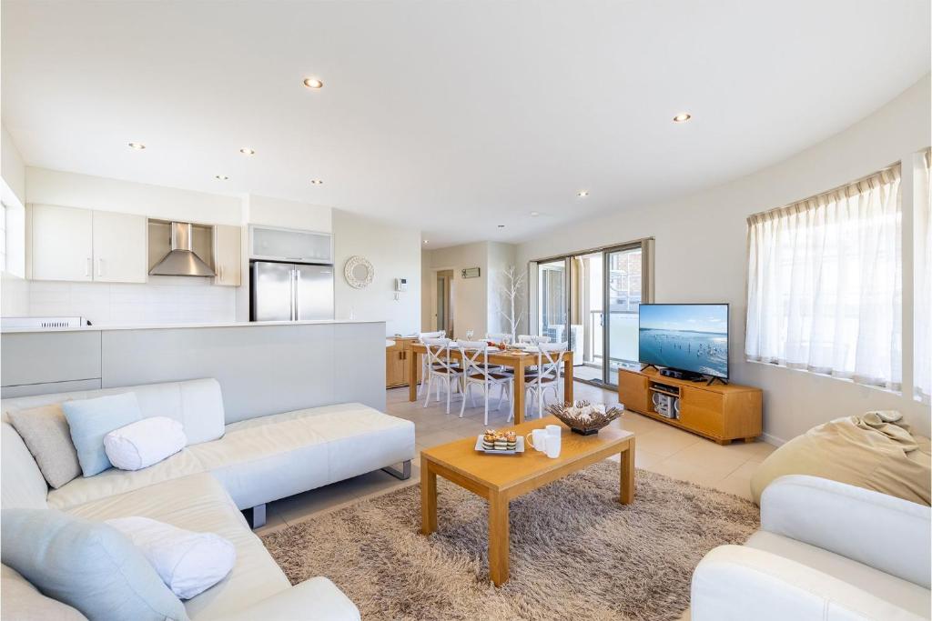 Bay Break, 1 25 Voyager Cl - 50 metres to the waters edge, lift and air conditioning, Nelson Bay