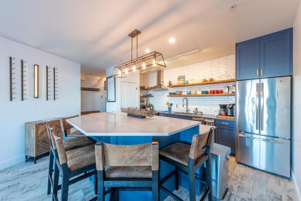 Fully Renovated Ski-in/out Loft with Private Hot Tub! — Hotel in Golden (BC)