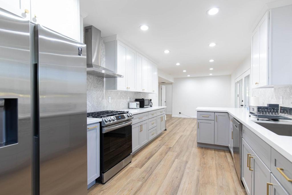Park-Side Newly Renovated Luxury 4B 25B Home!