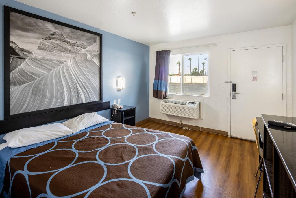 Super 8 by Wyndham Phoenix West photo