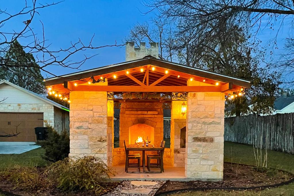 Marvellous Home 3 Blcks from Main St w Hot tub Firepit