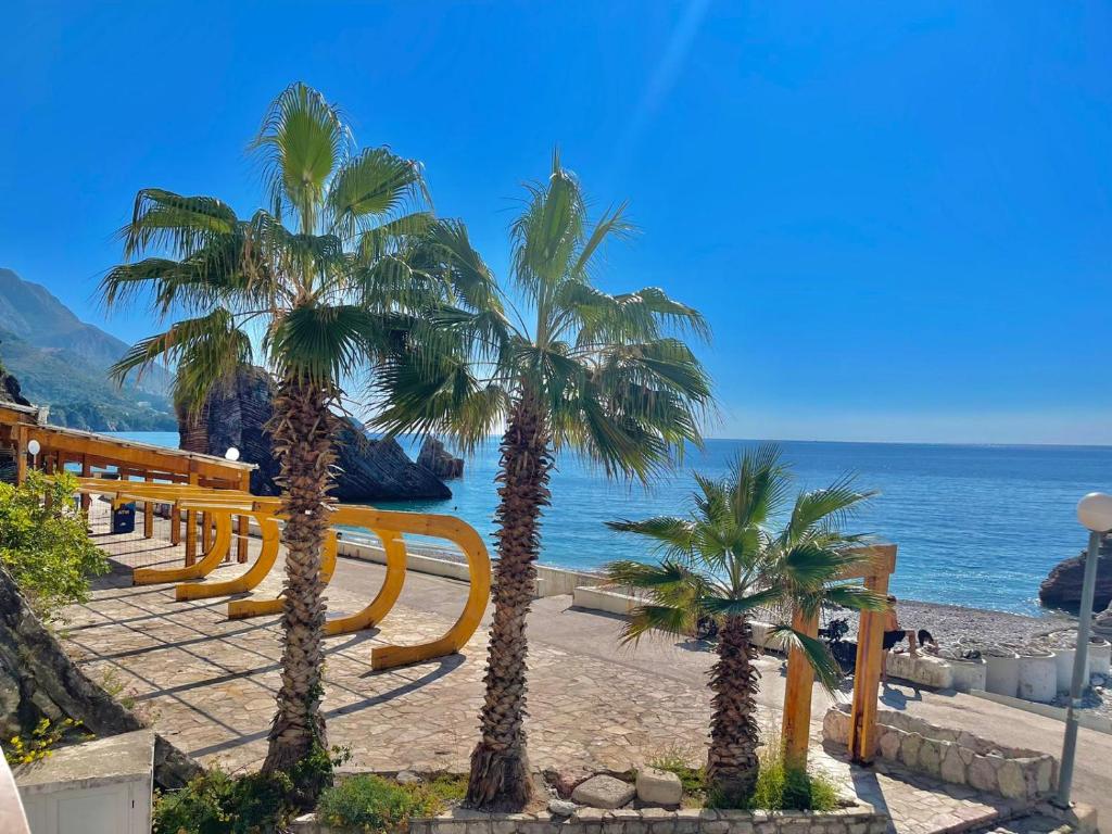 Sea view Apartments Rafailovici — Hotel in Budva